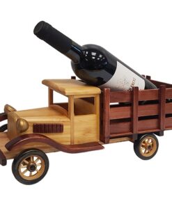 משאית עתיקה וינטג' מעץ בגוון בהיר מעמד לבקבוק יין מק"ט: 4604 מסדרת מוצרי רטרו וינטג' משאית עתיקה עבודת יד (היין להמחשה בלבד) מידות: 37x10.5x5 ס"מ
