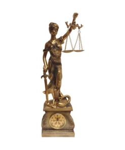 פסל אלת הצדק בינונית עם שעון בבסיס