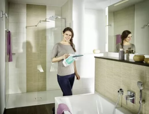 סט מנקה חלונות נטען עם ראש נשלף 28 ס"מ, אביזר לקרצוף חלונות מוט אוניברסלי 43 ס"מ מסדרת click system וראש נשלף 17 ס"מ, מתאים לחלונות מראות אריחים מקלחונים ומשטחים חלקים שאיבת מים ולכלוך ללא סימנים