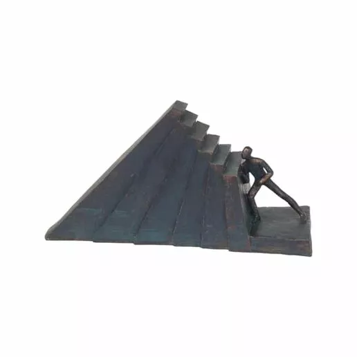 פסל אומנותי "מזיז הרים" מבית פסלי היוקרה "GRACIA GALLERY" מקט: 4916 גובה 19 ס"מ