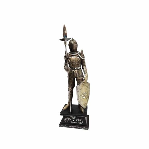 פסל-לוחם-עומד-על-בסיס-שחור-עם-מגן-וכידון