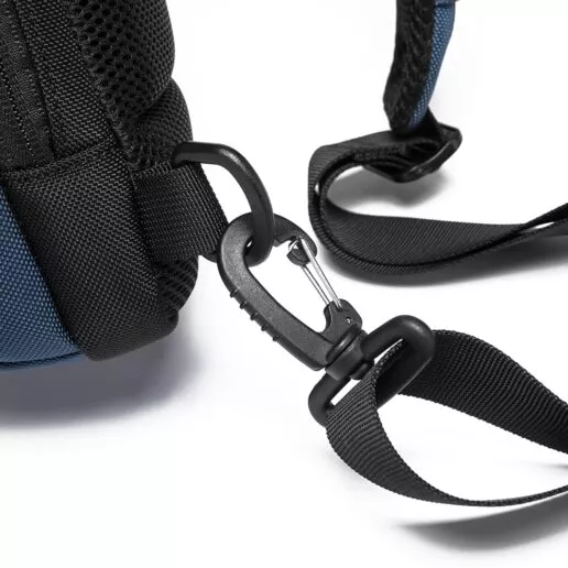 תיק צד נגד גניבות עמיד במים עם נעילה TSA וכבל USB מובנה לטעינה ניידים יוניסקס צבע כחול מבית המותג BANGE