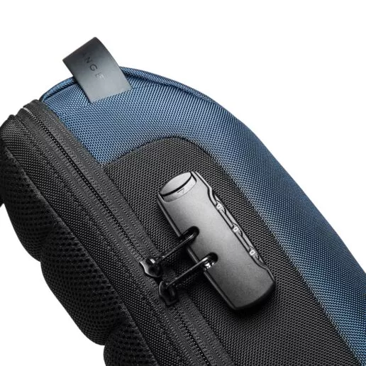 תיק צד נגד גניבות עמיד במים עם נעילה TSA וכבל USB מובנה לטעינה ניידים יוניסקס צבע כחול מבית המותג BANGE