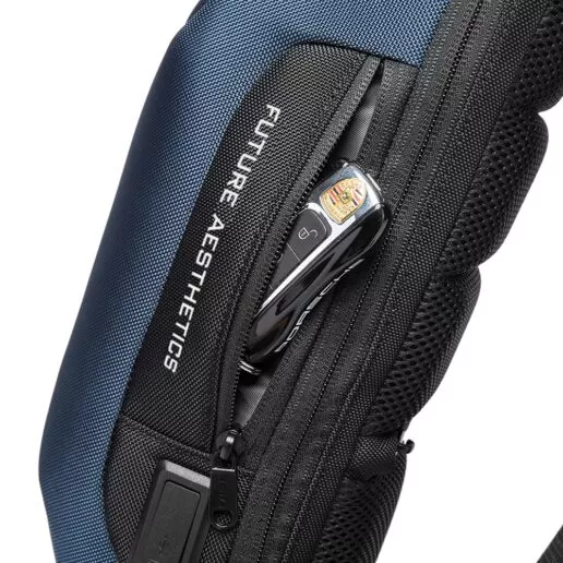 תיק צד נגד גניבות עמיד במים עם נעילה TSA וכבל USB מובנה לטעינה ניידים יוניסקס צבע כחול מבית המותג BANGE