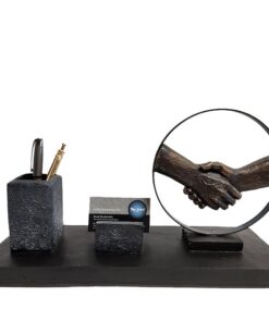 מעמד שולחני אומנותי "יד לוחצת יד" מבית פסלי היוקרה "GRACIA GALLERY" מק"ט: 4936 מידות: 39x12x22 ס"מ