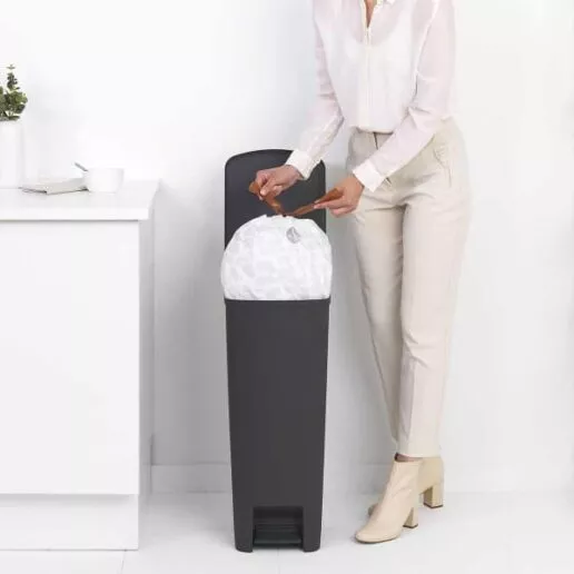 פח הפרדה StepUp פדל 40 ליטר פלסטיק, אפור כהה Brabantia