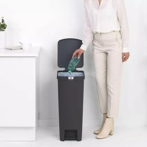 פח הפרדה StepUp פדל 40 ליטר פלסטיק, אפור כהה Brabantia