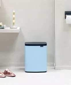 פח אשפה נתלה לשירותים BO ברבנטיה 7 ליטר, תכלת חלומי Brabantia