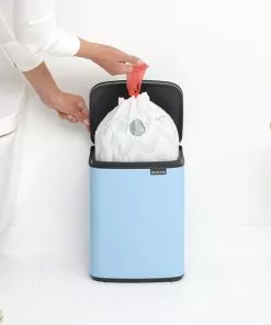 פח אשפה נתלה לשירותים BO ברבנטיה 7 ליטר, תכלת חלומי Brabantia