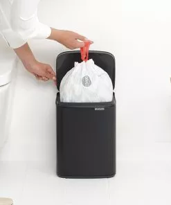 פח אשפה נתלה לשירותים BO ברבנטיה 7 ליטר, שחור מט Brabantia