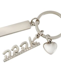מחזיק מפתחות מתכתי משובץ באבנים "אהבה" עם לוחית מלבנית למיתוג