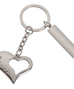 מחזיק מפתחות מתכתי משובץ באבנים "פתח הלב" עם לוחית מלבנית למיתוג