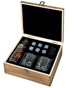מארז מתנה וויסקי הכולל בקבוק ג'וני ווקר + 2 כוסות ואבני קרח בקופסת עץ מהודרת