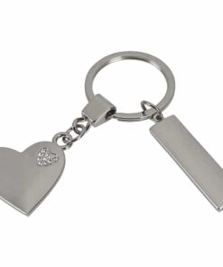 מחזיק מפתחות מתכתי משובץ באבנים "לב" עם לוחית מלבנית למיתוג