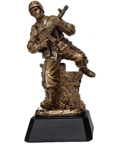 מגן הוקרה / פסל חייל לוחם "מסתער" על בסיס שחור