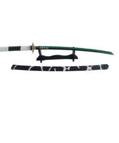 חרב אנימה באורך מטר על מעמד עץ - ירוקה עם כיסוי פרה